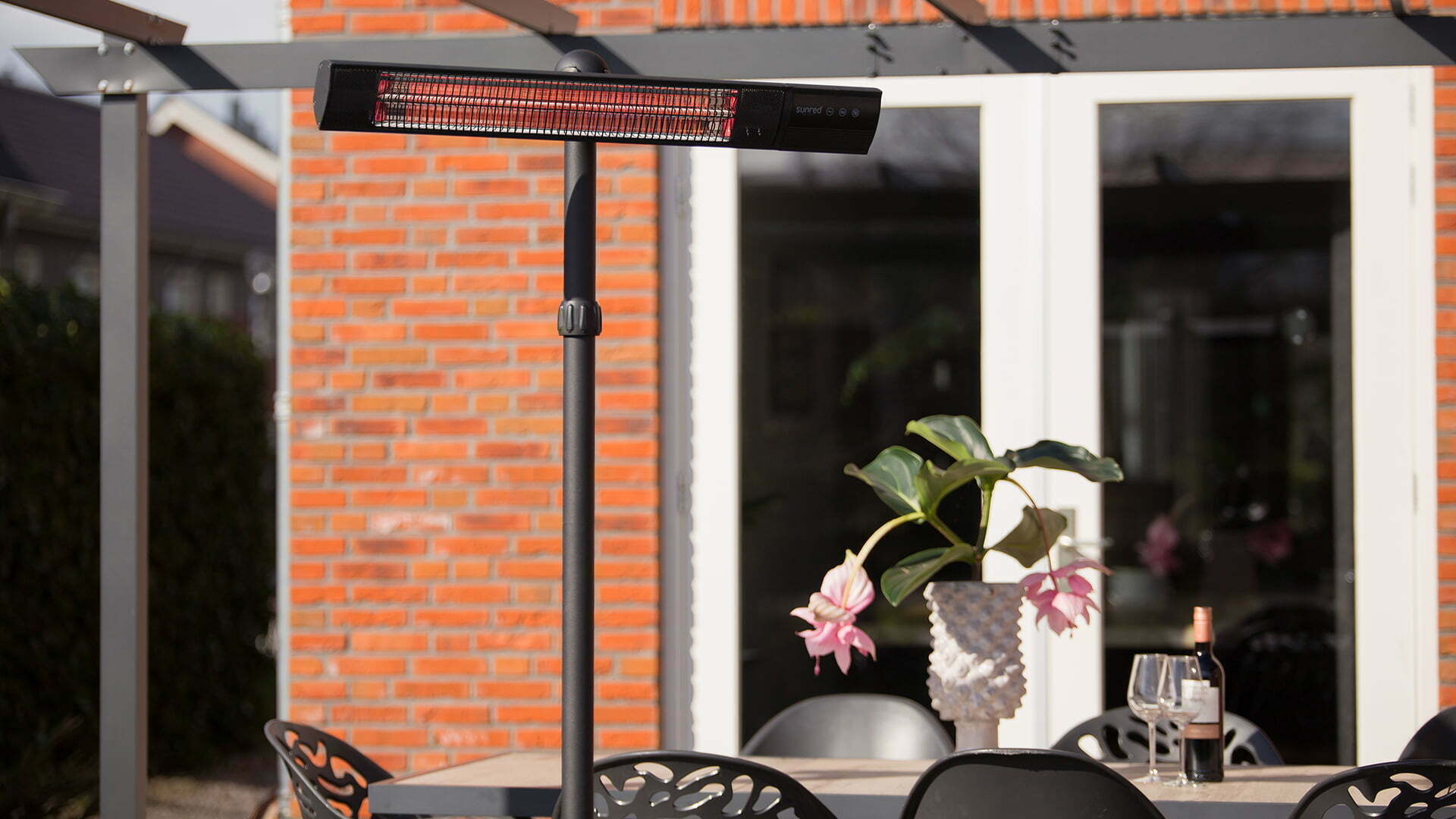 Dark Fritstående Terrassevarmer – Sort (2500W) - Nordic Unique