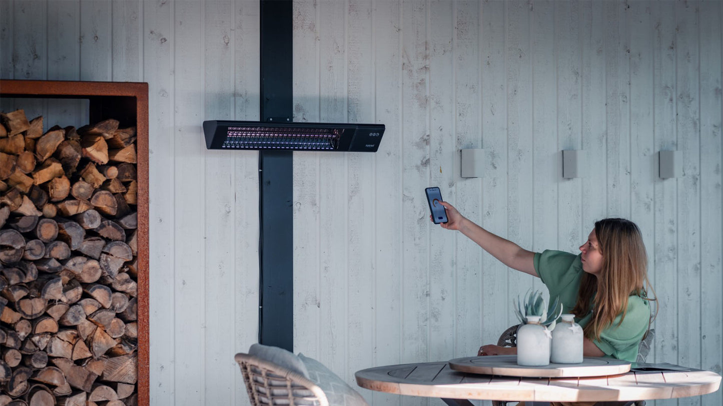 Triangle Dark SMART Vægmonteret Terrassevarmer – Sort (2500W) - Nordic Unique