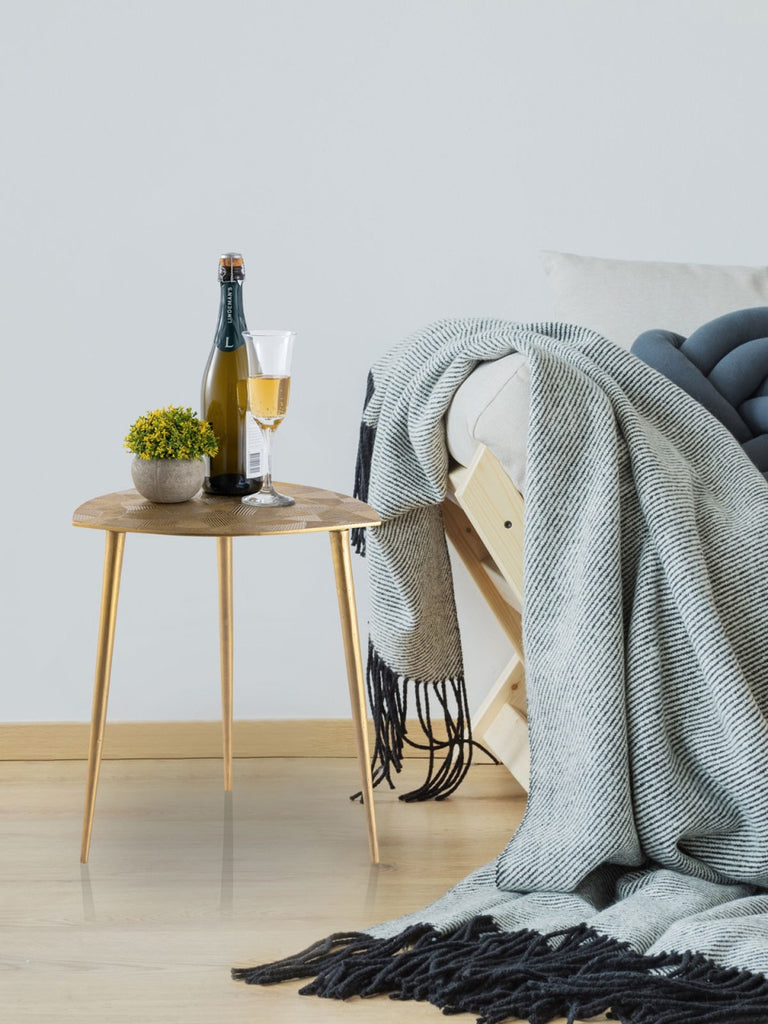 Sidebord i metal, trekantet klassisk design guld - Nordic Unique