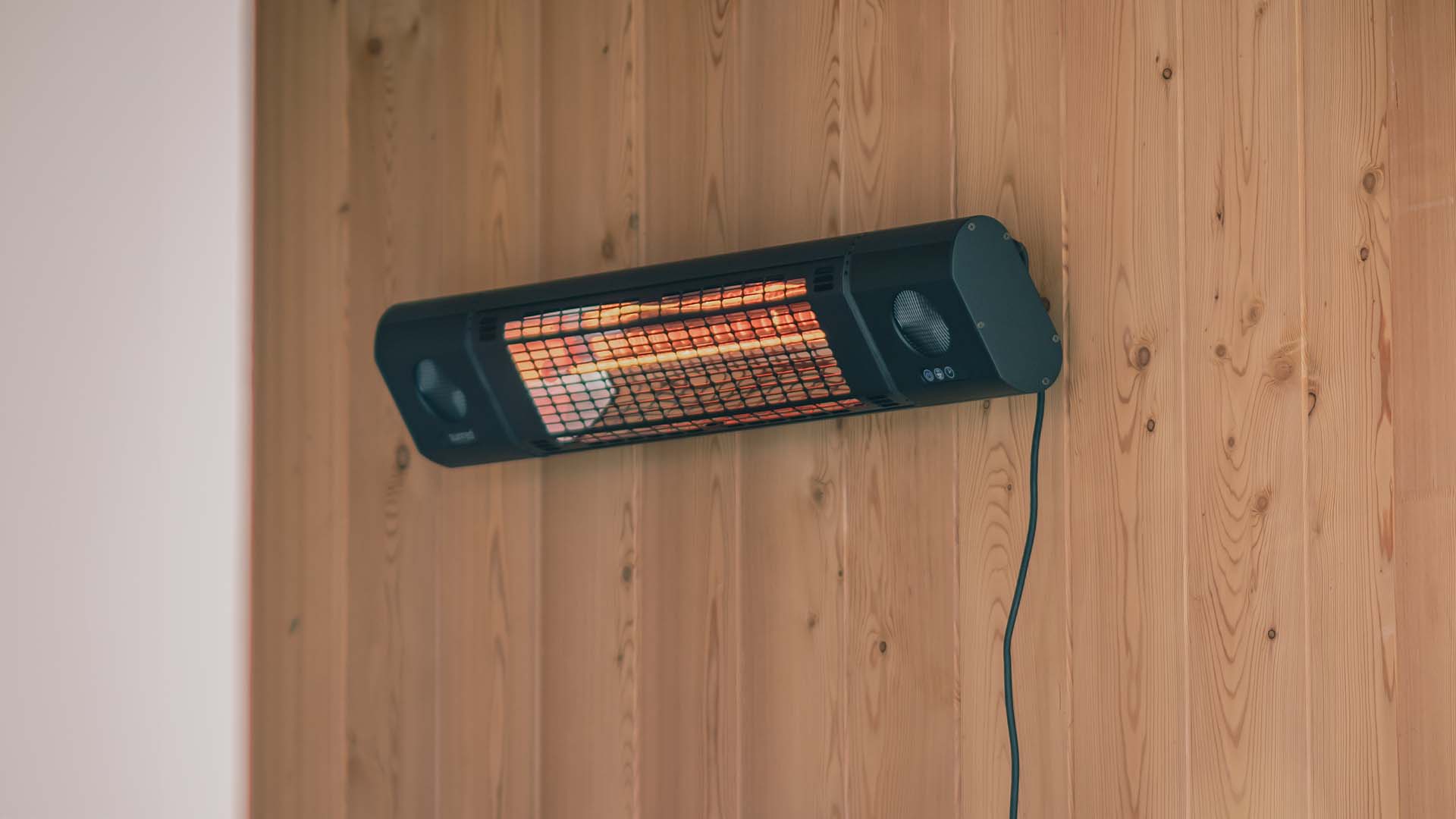 Sun & Sound Ultra Vægmonteret Terrassevarmer – Sort (2000W) - Nordic Unique