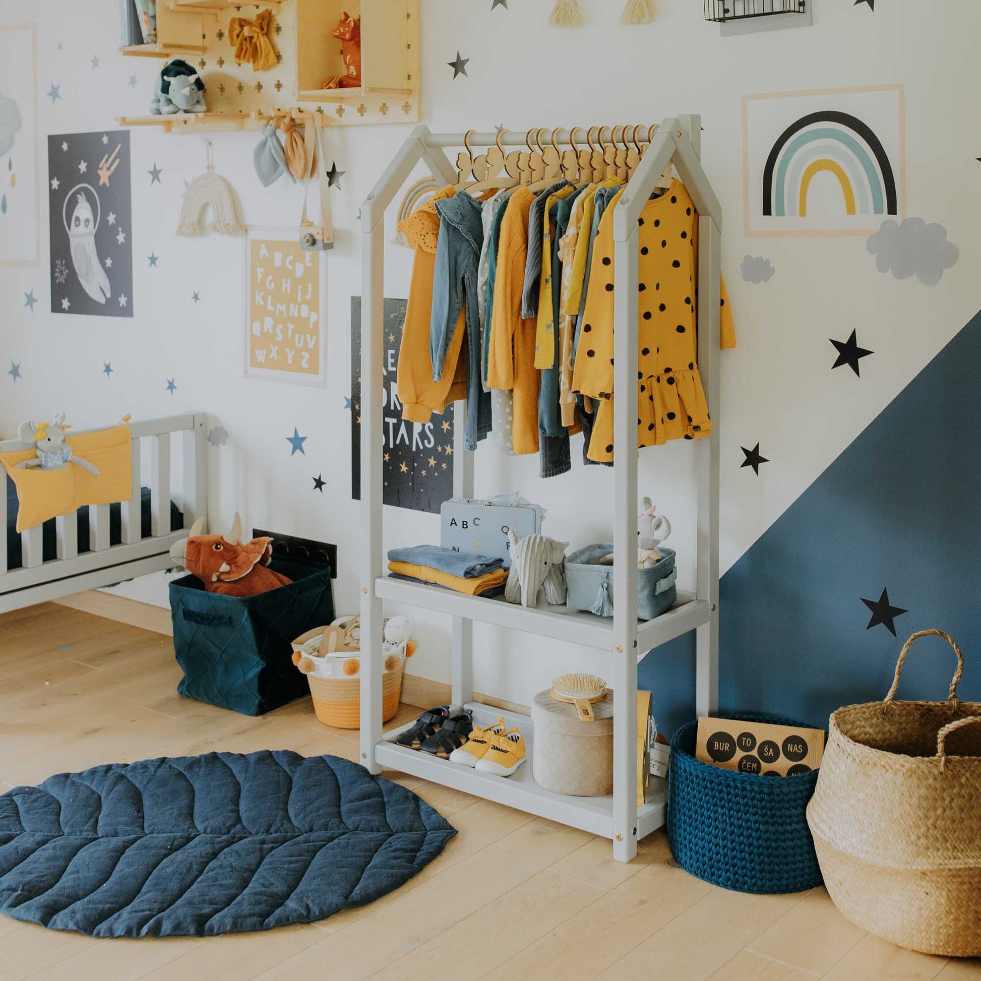 Montessori Garderobe – Grå - Nordic Unique